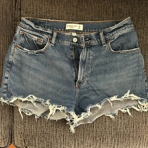 Abercrombie mid rise mom short
